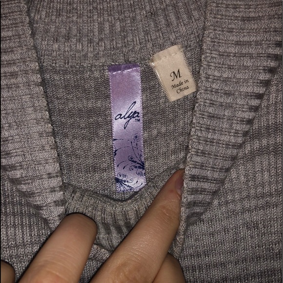 Halter top - Picture 3 of 3